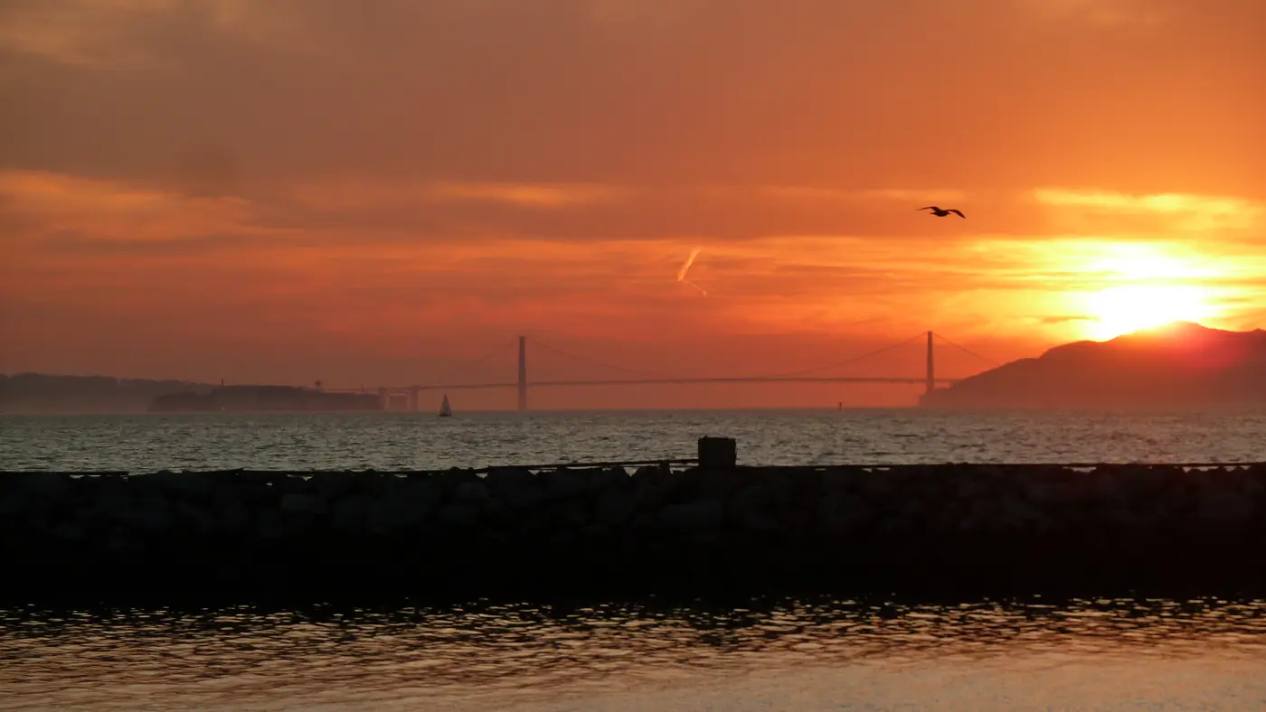 Berkeley Marina 的海湾日落